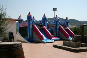 Parco Giochi Gonfiabile a Carbonia per compleanni e feste per bambini - Ristorante Tanit - Ristorante a Carbonia dal 1981